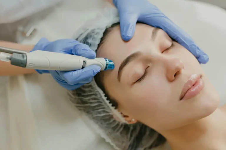میکرودرم ابریژن چیست؟ پاکسازی عمیق و جوانسازی پوست بدون درد